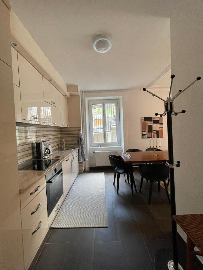 Appartement Luna Avec Parking Couvert Prive Le Locle Exteriör bild